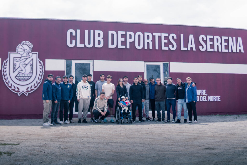 IAAN CALDERÓN, EMBAJADOR DE LA TELETÓN RECORRIÓ NUESTRO COMPLEJO Y CONOCIÓ A NUESTROS JUGADORES
